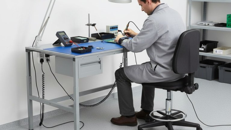 Vybavte si antistatické (ESD) pracovisko správne a ergonomicky