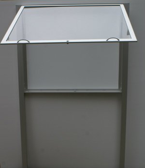 Jednokrídlová jednostranná vitrína H60 so vzperami - 18 x A4 - 2