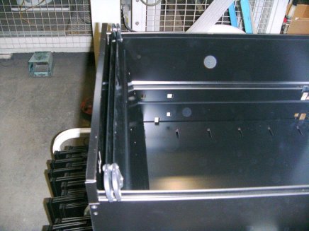 Vložené perforované dno + 2x deliaci priečka pre päťzásuvkoú kartotéku Bisley BS5E - 2