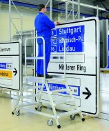 Pojazdný obojstranný plošinový rebrík s al. stupni (6 modelov)