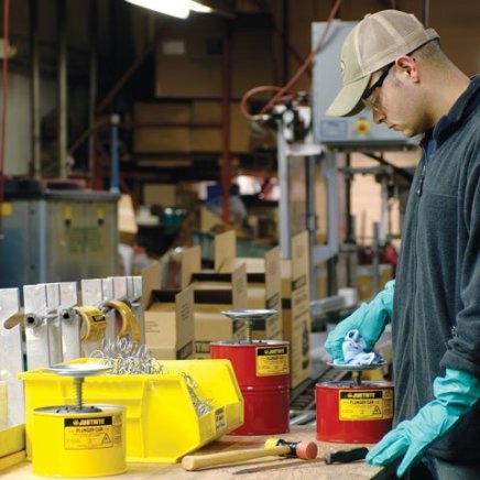 Bezpečnostná nádoba piestového piestu na dávkovanie, tlmenie a čistenie tekutín - 2