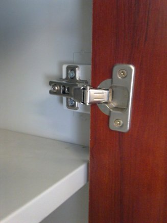 Šatňová skriňa s lamino dverami BAS 32AL - 7